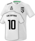 Weißes Sporttrikot mit LHC-Logo, Aufschrift "Intersport" und "LHC Cottbus 10" auf der Rückseite.