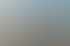 Zwei Männer in schwarzen Anzügen und Sonnenbrillen blicken nach rechts unter blauem Himmel.