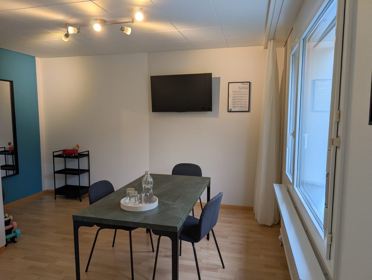 Beratungsraum von Mind Zettings in Opfikon mit Tisch, Stühlen und grossem Fenster
