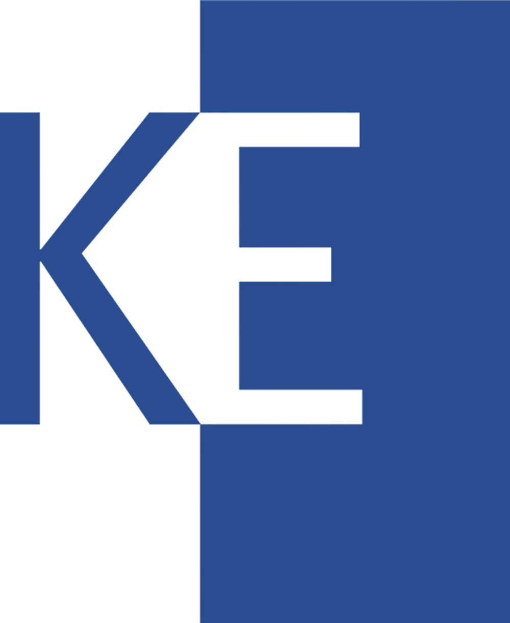 Blaues KE-Logo auf einem geteilten Hintergrund, links Weiß und rechts blau.