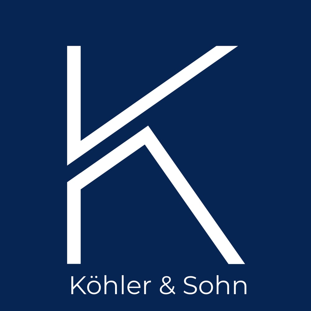 Weißes stilisiertes "K" und Text "Köhler & Sohn" auf dunkelblauem Hintergrund.