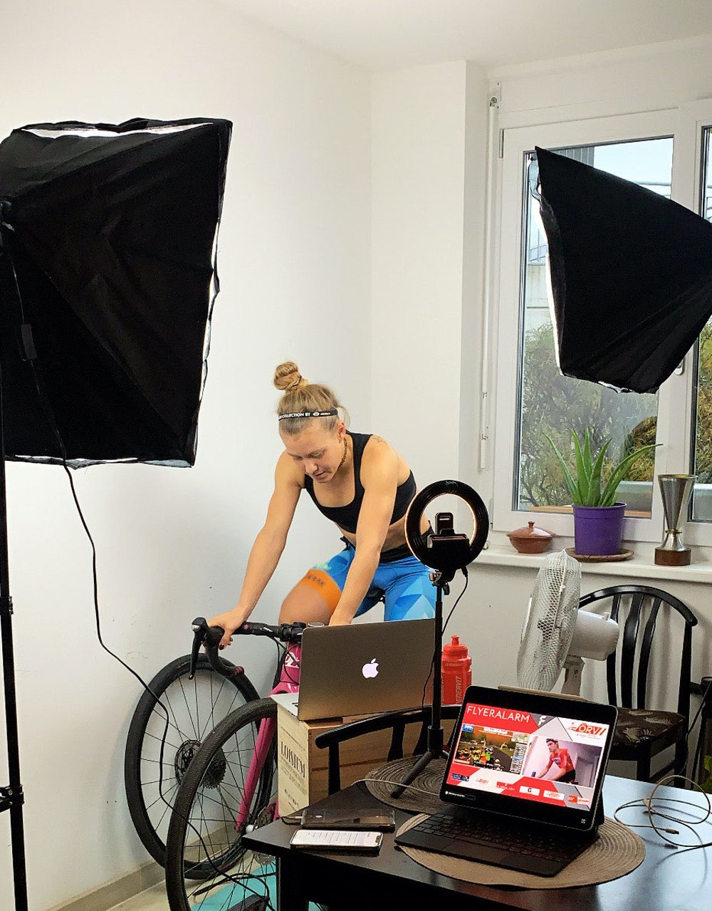 Julia Mayer beim virtuellen Radrennen der eCycling League Austria zuhause