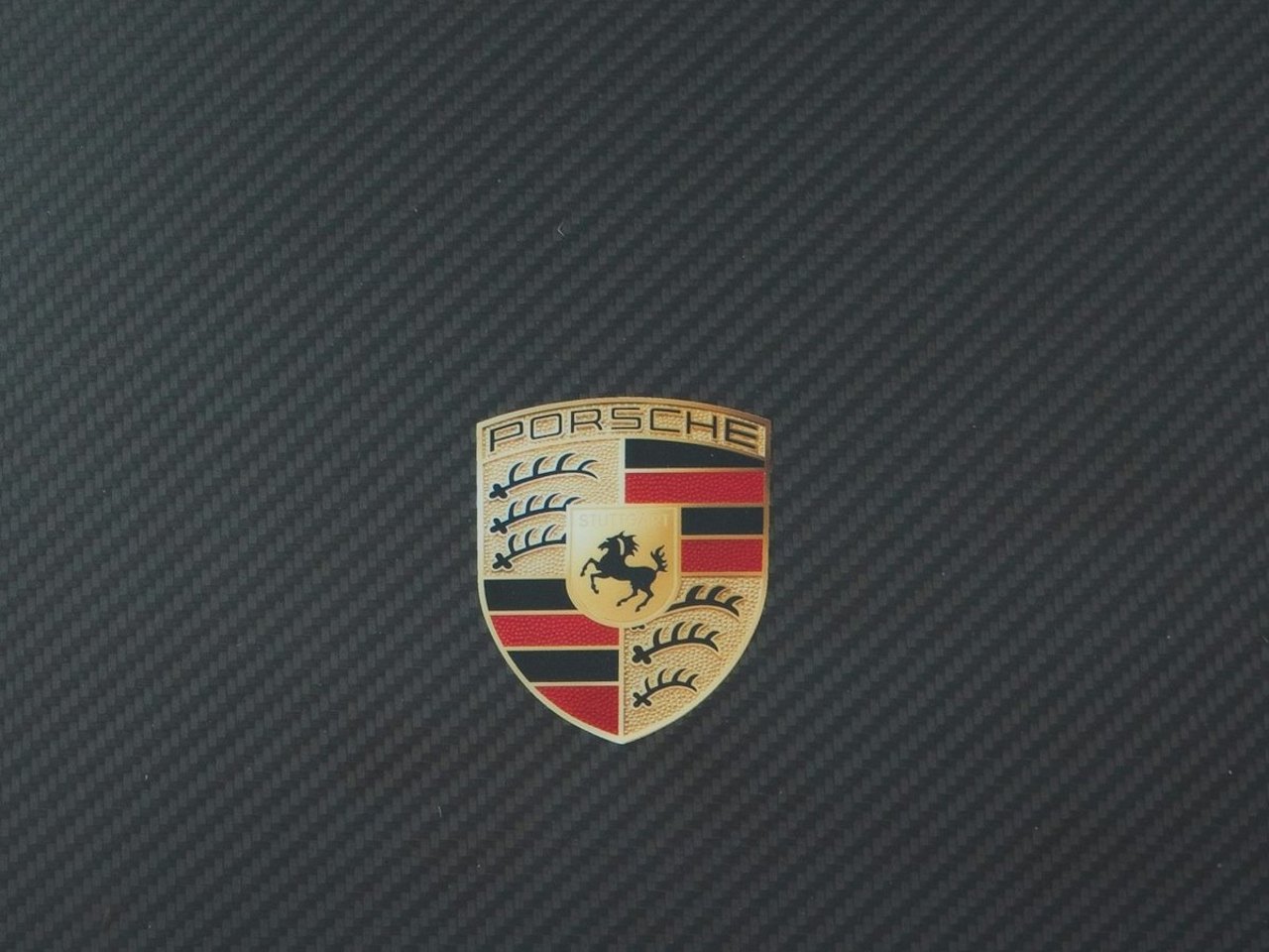 Porsche-Wappen auf einer Carbon-Motorhaube