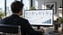Vertriebsmitarbeiter analysiert Cold Calling KPIs und Kennzahlen am Bildschirm