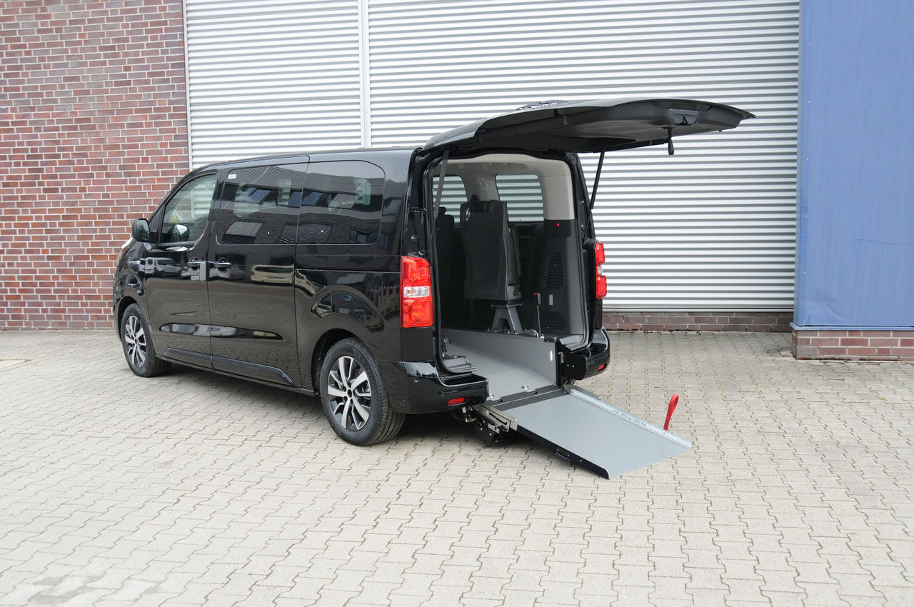 Toyota Proace Electric mit Heckausschnitt – Bild 9