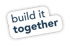 Dunkelblauer Schriftzug build it together in zwei weißen Sprechblasen auf schwarzem Hintergrund.