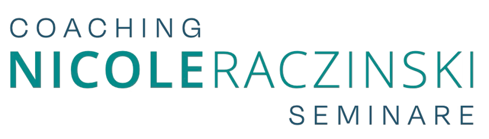 COACHING NICOLERACZINSKI SEMINARE Textlogo in Blau und Türkis auf dunkelgrünem Hintergrund.