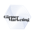 Der Text "Gärtner Marketing" in Schwarz über einem hellblauen Sechseck aus Punkten.