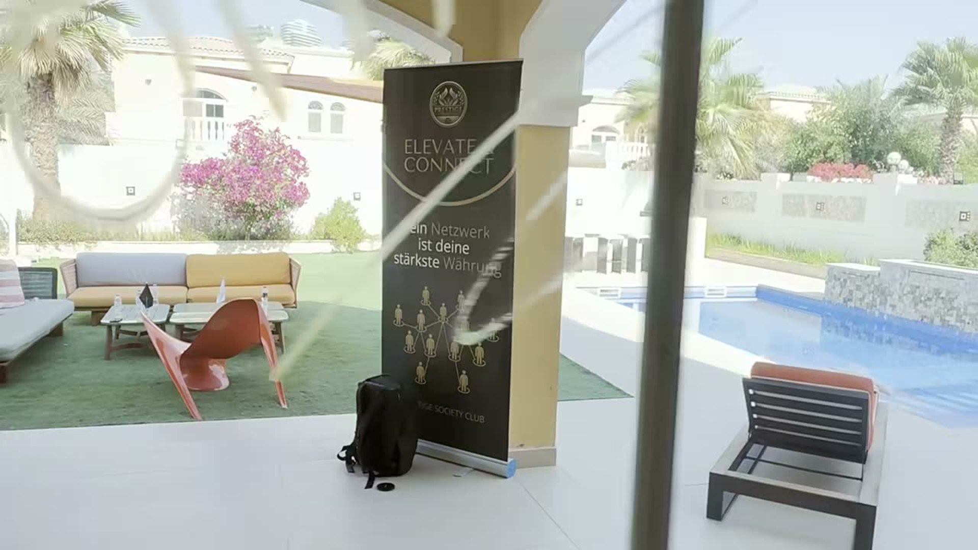Überdachte Terrasse mit Blick in den Garten