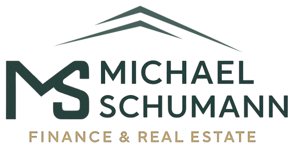 Logo von Michael Schumann Finance & Real Estate mit stilisiertem Dach über dem Text.