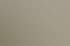Eine Fotografin macht ein Foto von einem lächelnden Mann vor einer neutralen Wand mit einem kleinen Gitterfenster.