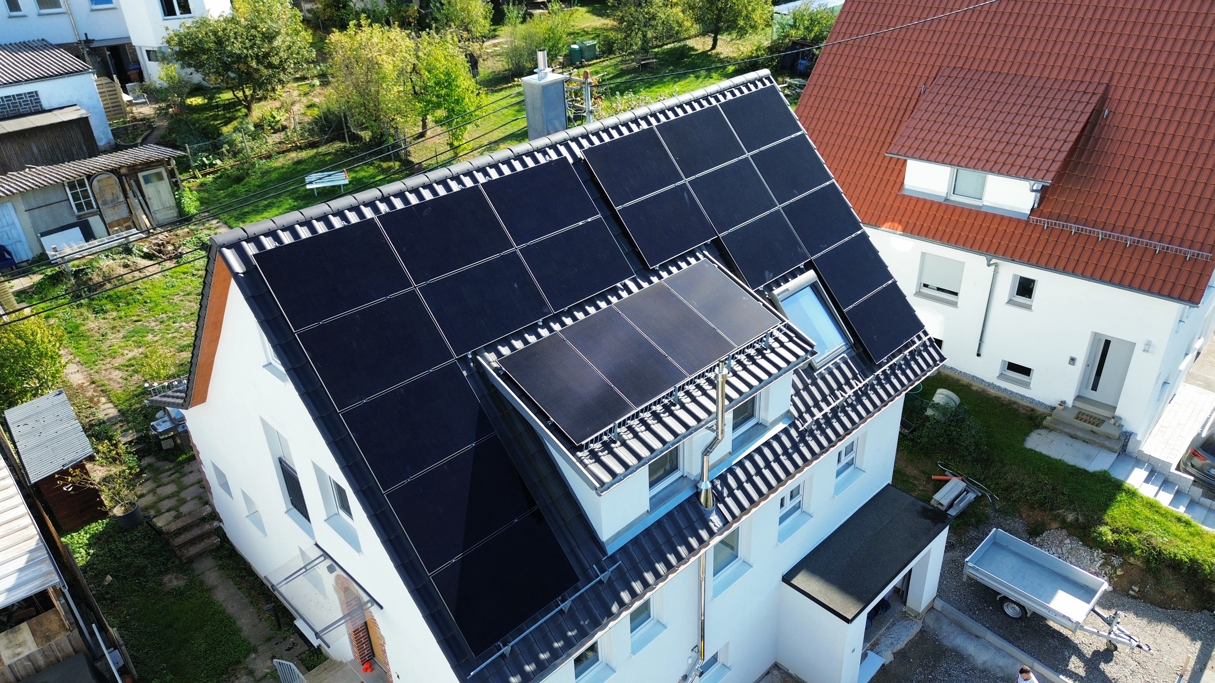 Photovoltaikanlage mit Fullblack-Modulen in Kirchberg an der Murr aus der Drohnenperspektive