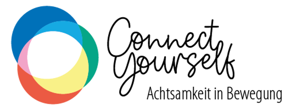 Logo mit vier überlappenden Kreisen in Blau, Rot, Gelb, Grün und Text "Connect Yourself Achtsamkeit in Bewegung".