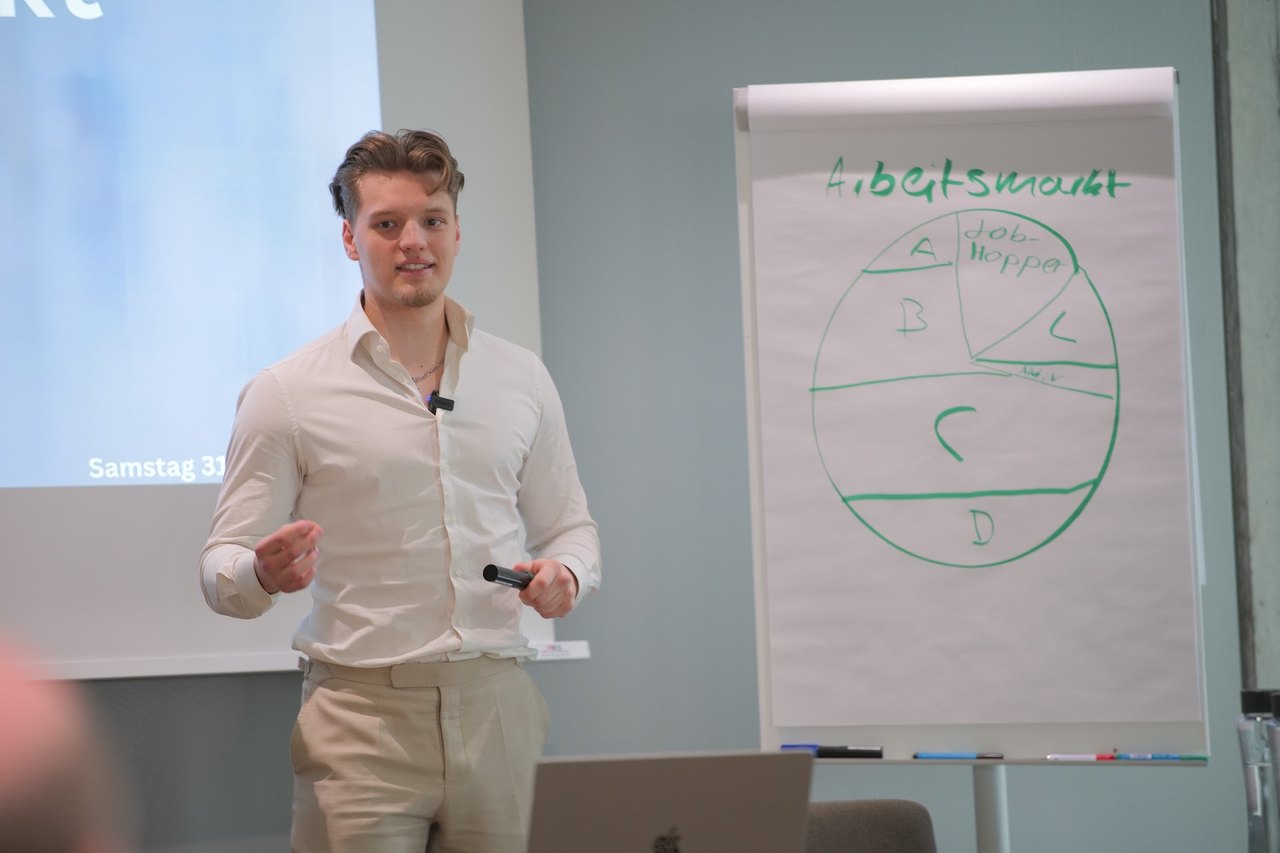 Mads Janssen erklärt sein Konzept am Flipchart