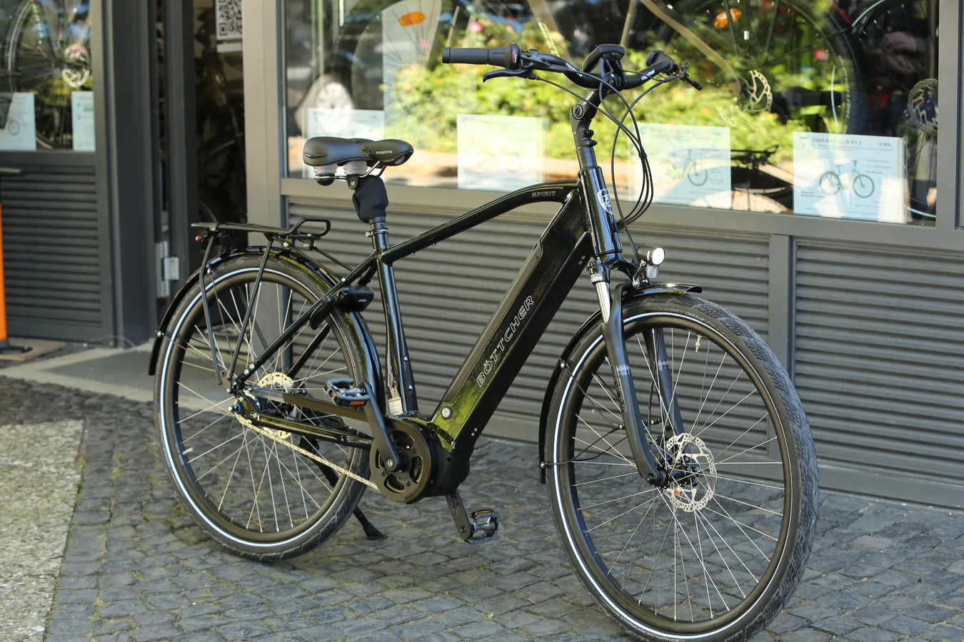 Schwarzes Herren-eBike vor dem Schaufenster