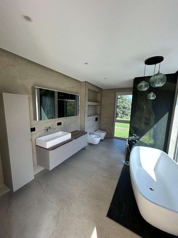 Modernes Badezimmer mit Glasdusche