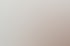 Ein Paar mit Rasierschaum im Gesicht hält Rasierer vor einem hell gefliesten Hintergrund.