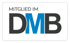 Schwarzes Logo mit Text „MITGLIED IM“ über großen Buchstaben „DMB“, wobei „M“ blau ist.
