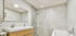 Modernes Badezimmer mit Doppelwaschbecken, Spiegelschrank, begehbarer Dusche und Badewanne.