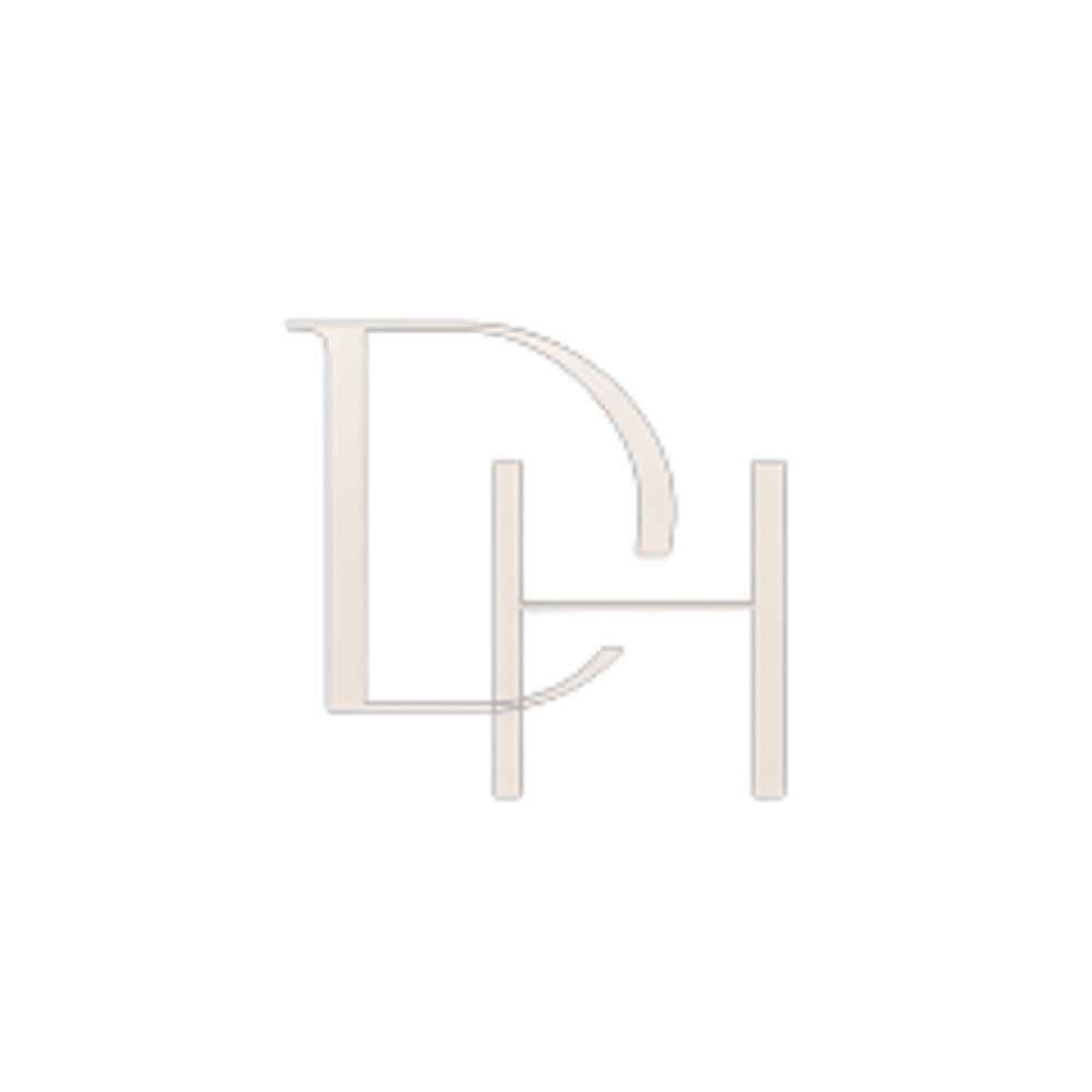 Beige-farbene Buchstaben D und H, überlappend auf dunkelgrünem Hintergrund.