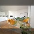 Helles Wohnzimmer mit Holzboden, gelben Sesseln, grauem Sofa, Couchtisch und Pflanzen.