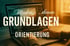 Hände tippen auf einem Laptop mit der Aufschrift „Masken Ebenen GRUNDLAGEN ORIENTIERUNG“ auf dem Bildschirm.