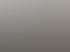 Ein modernes beige-graues Sichtschutztor und ein passender Zaun vor einem Wohnhaus mit Balkon und weißem Kleinwagen.