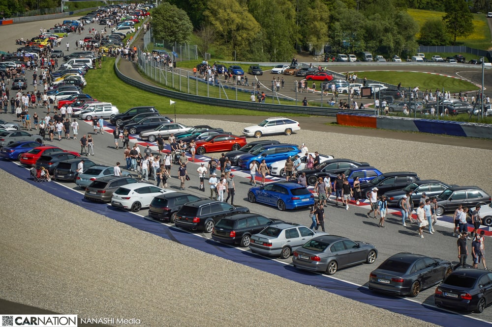 Tausende Fahrzeuge auf der Rennstrecke