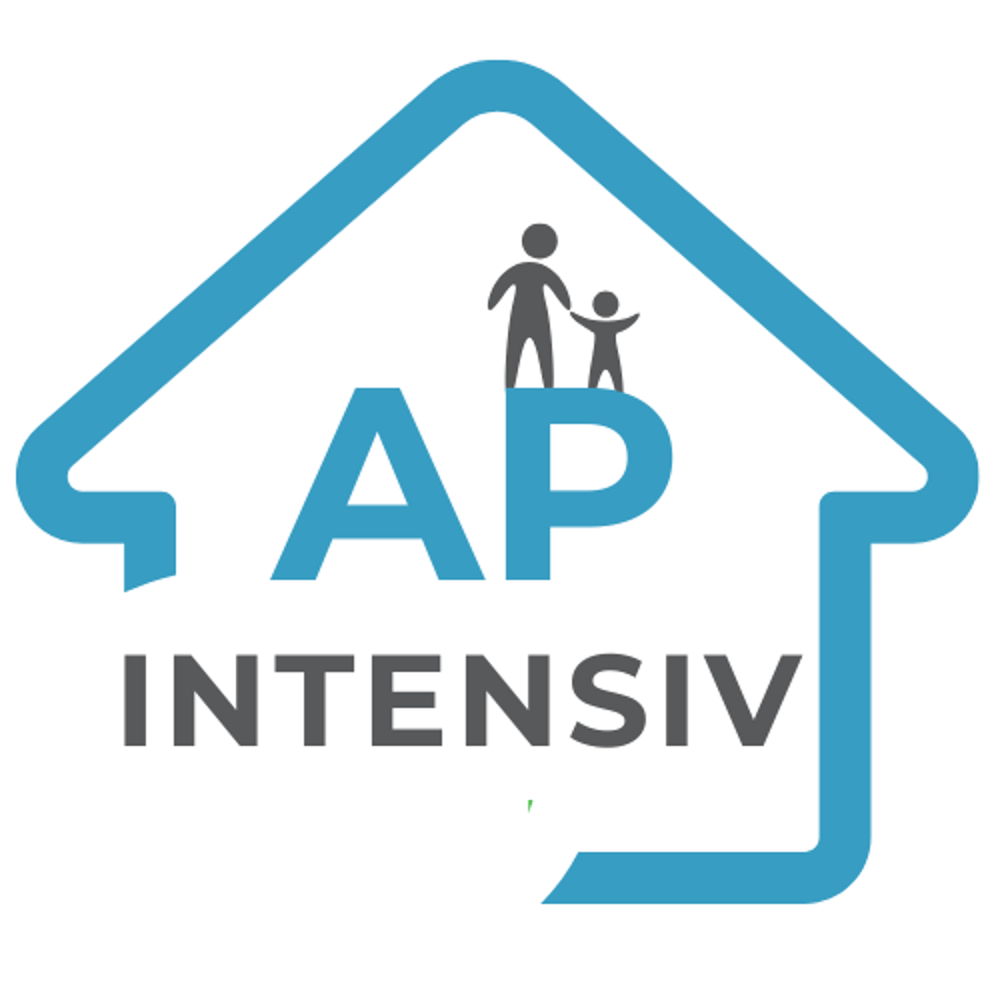Logo von AP INTENSIV – Ambulante Pädiatrie: stilisiertes Haus in Blau mit den Buchstaben ‚AP‘, darüber eine Figur eines Erwachsenen mit Kind, darunter der Schriftzug ‚INTENSIV‘ in Grau. Symbol für Schutz, Fürsorge und Kinderintensivpflege