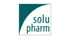 Logo von solupharm, dunkelgrüner Text auf weißem Hintergrund mit einem dunkelgrünen Bogen links.