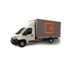 Weißer Lieferwagen mit grauem Aufbau und orangefarbenem Pfeil-im-Quadrat-Symbol auf der Seite.