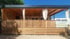 Holzveranda eines Mobilheims mit der Aufschrift „ 3V Holiday Resort Villa Limoncello“.
