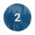 Weiße Zahl 2 über verschwommenen Personen in blauen Hemden, umgeben von einem weißen Kreis.
