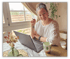 Jennifer Hauck, virtuelle Assistentin sitzt arbeitend an einem Tisch mit Laptop