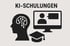 KI-SCHULUNGEN: Personenkopf mit Gehirn, Monitor mit Videokonferenz, und Doktorhut-Symbol.