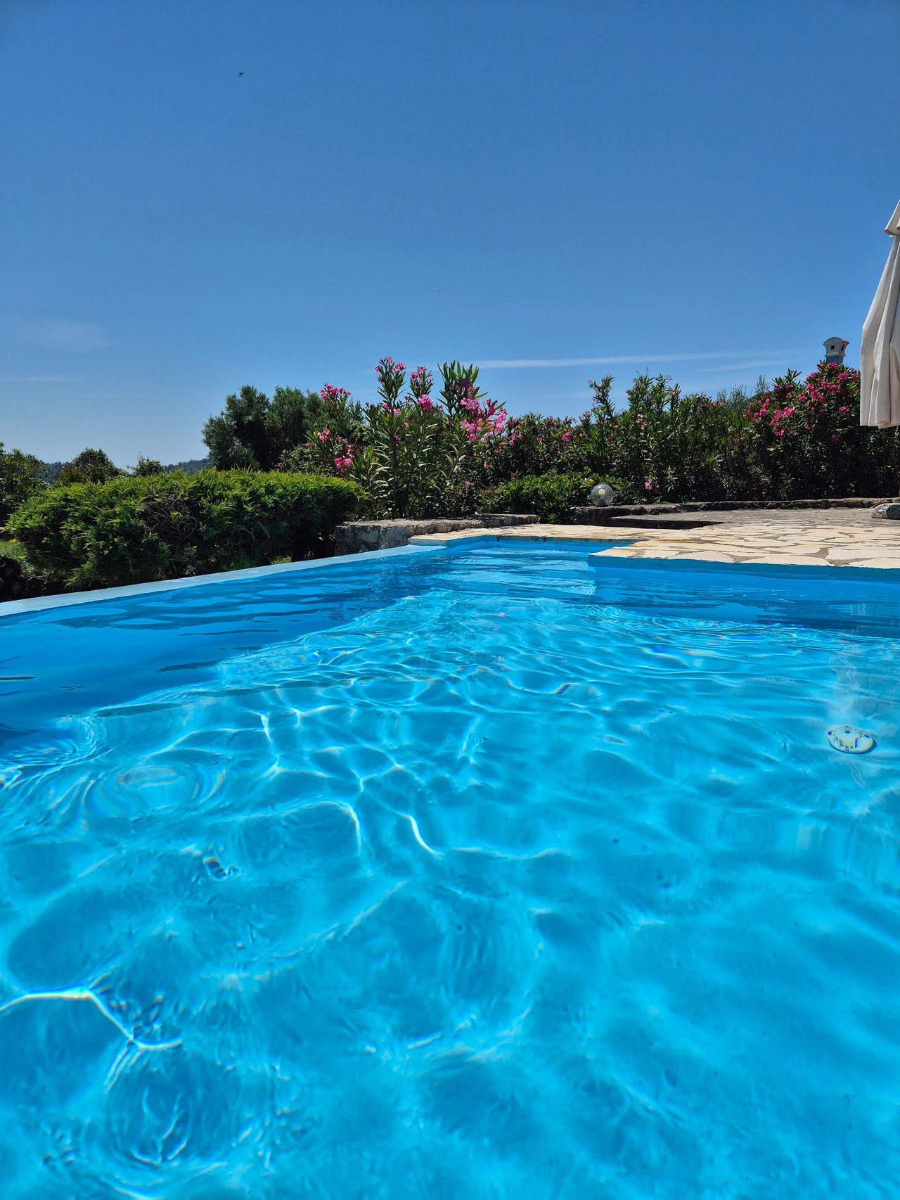 Großer Infinity Pool