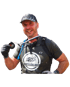 Ein lächelnder Mann in Sportkleidung hält eine Medaille mit der Aufschrift „X-Race“.