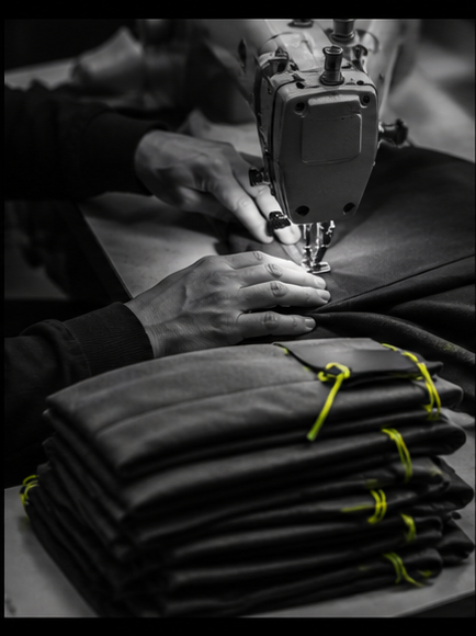 Produktion an der Nähmaschine mit gestapelter Ware
