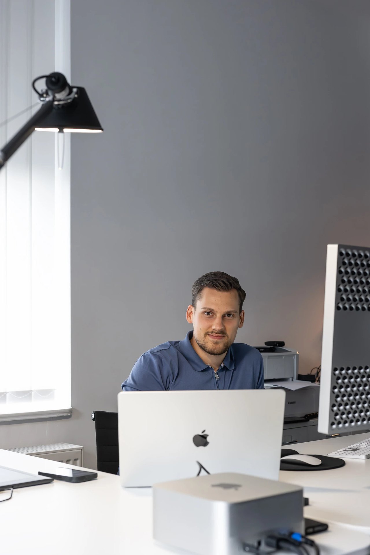 Julian Jäckel im Büro in Velbert