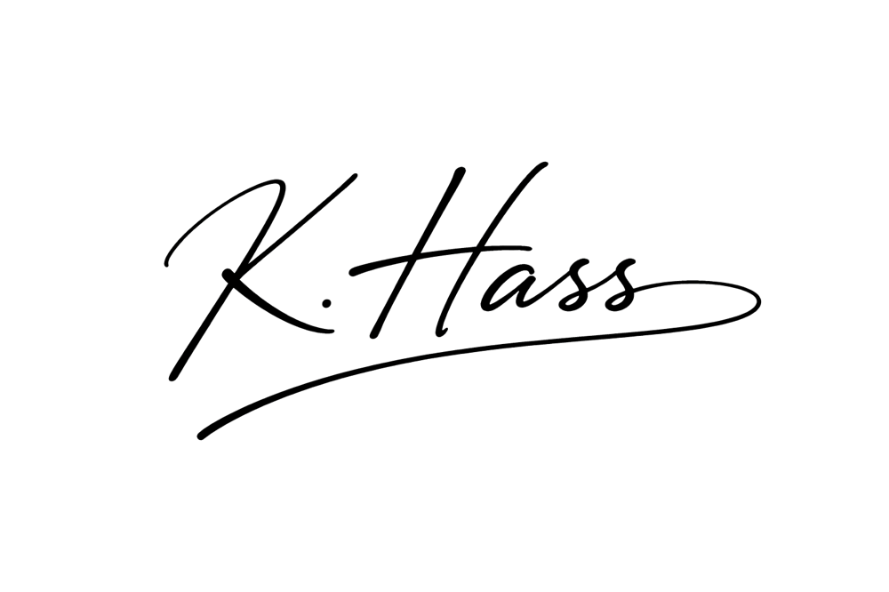 Unterschrift "K. Hass" in schwarzer Schreibschrift auf dunkelgrünem Hintergrund.