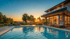 Moderne Villa mit Pool bei Sonnenuntergang, Wald und Hügellandschaft im Hintergrund.