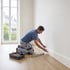 Handwerker von Lecktrosa montiert nach der Wasserschadensanierung neue Sockelleisten in einer frisch renovierten Wohnung in Köln