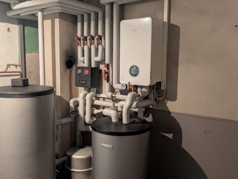 Wärmepumpen-Inneneinheit mit Puffer- und Warmwasserspeicher