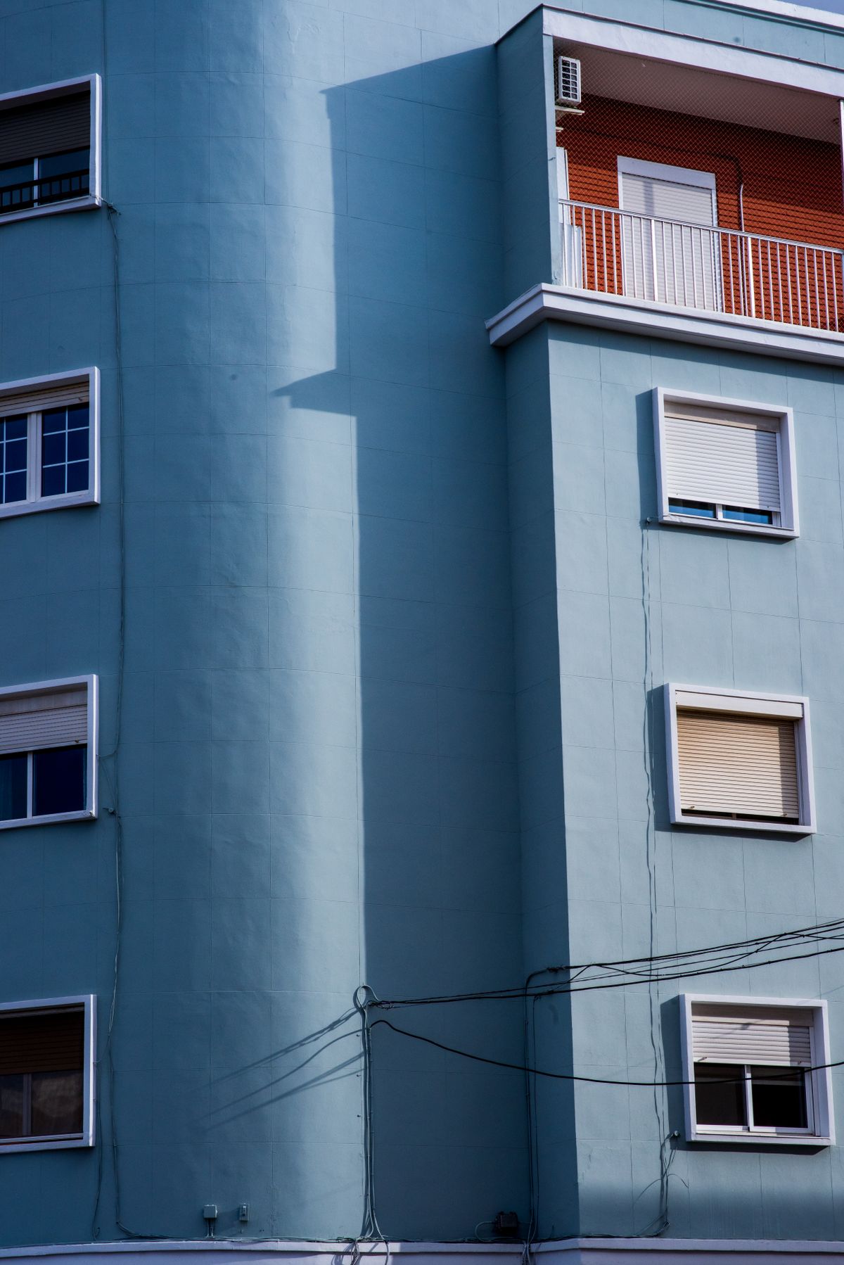 Helle, moderne Fassade eines Mehrfamilienhauses