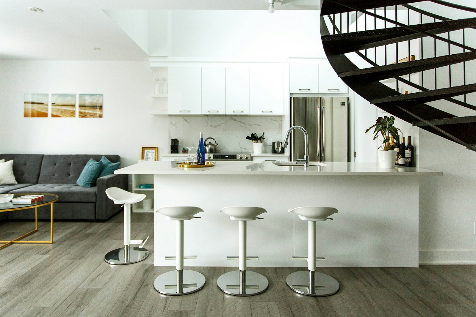 Waterproof luxury vinyl plank flooring in a Peninsula kitchen