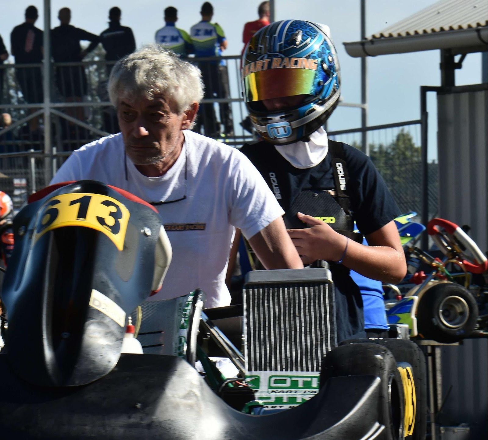 Marlon mit Helm am Kart, daneben sein Mechaniker, bei der WM in Lonato 2024