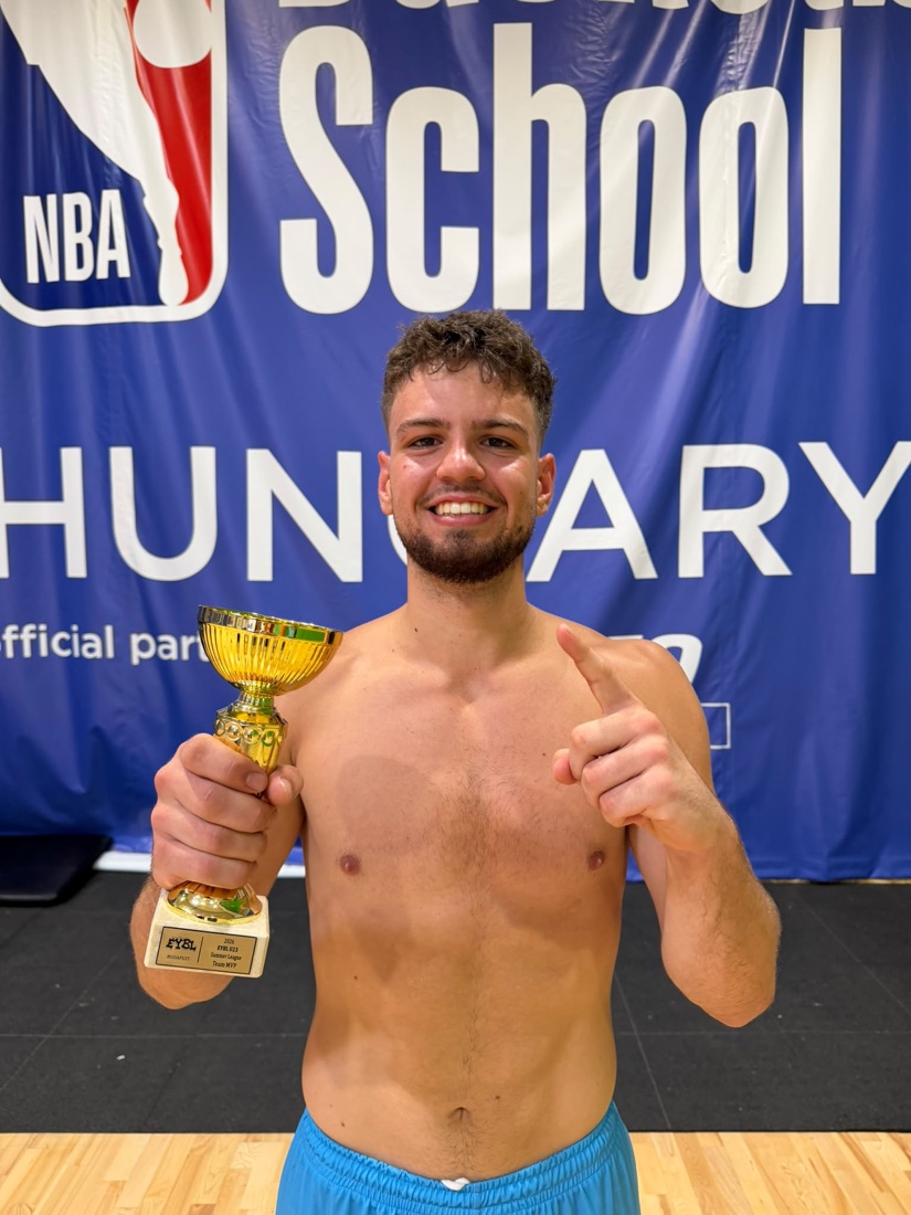 Oskar Sandmann mit dem MVP-Pokal der NBA Basketball School in Budapest