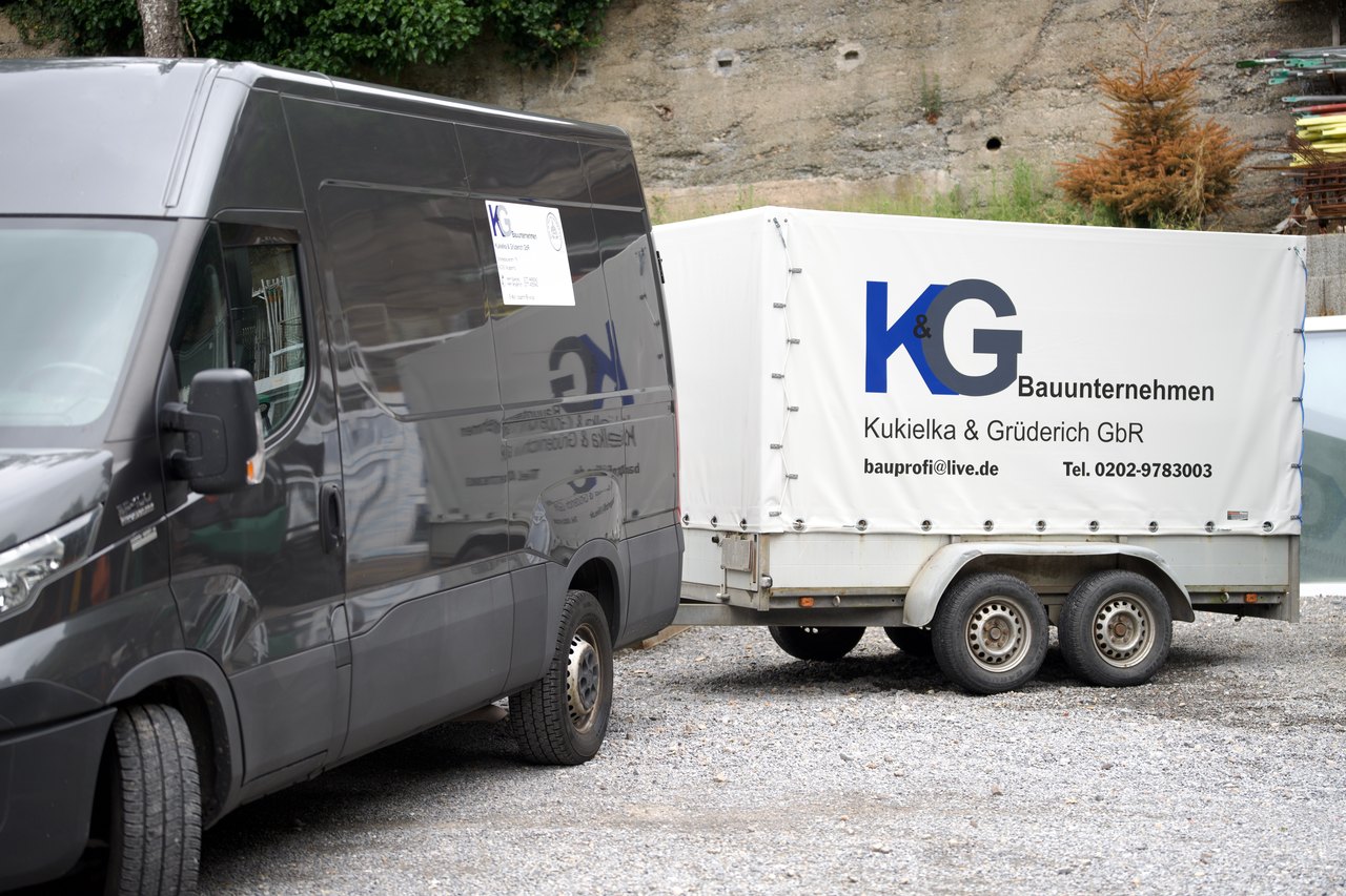 Transporter von K&G Bauunternehmen vor der Werkstatt in Wuppertal