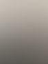 Mann zeigt auf Moderationskarte mit der Aufschrift „Bindung als Basis“ vor einem Flipchart zur pädagogischen Arbeit.
