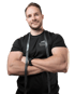 Lachender Mann mit Bart, schwarzem T-Shirt "JOËL PERSONAL TRAINER", verschränkten Armen und Maßband um den Hals.